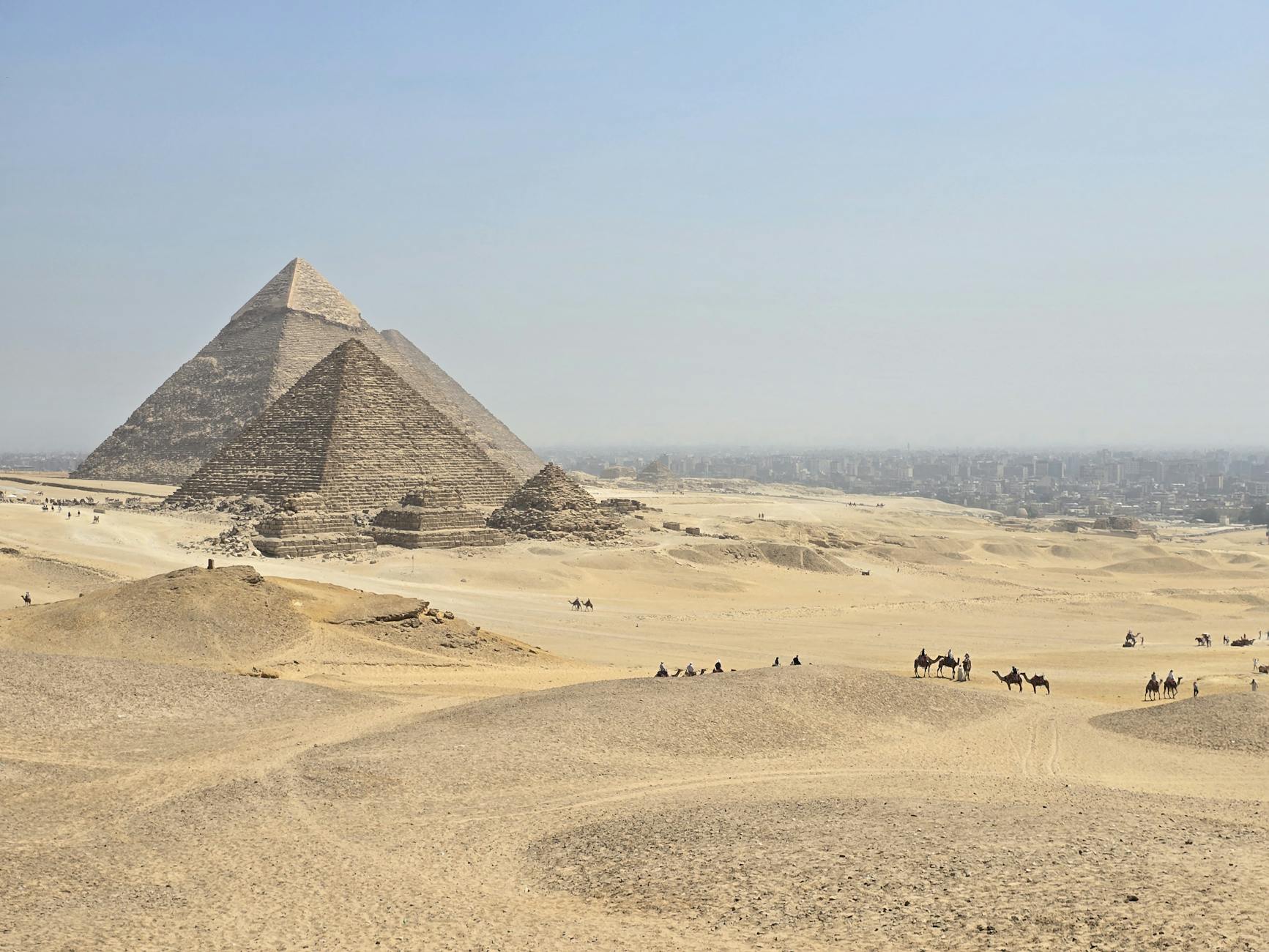 Pyramids of Giza Complete Visitor Guide — History, Tickets, and Tips 10 The vast desert landscape of the Giza Plateau with pyramids visible on the horizon