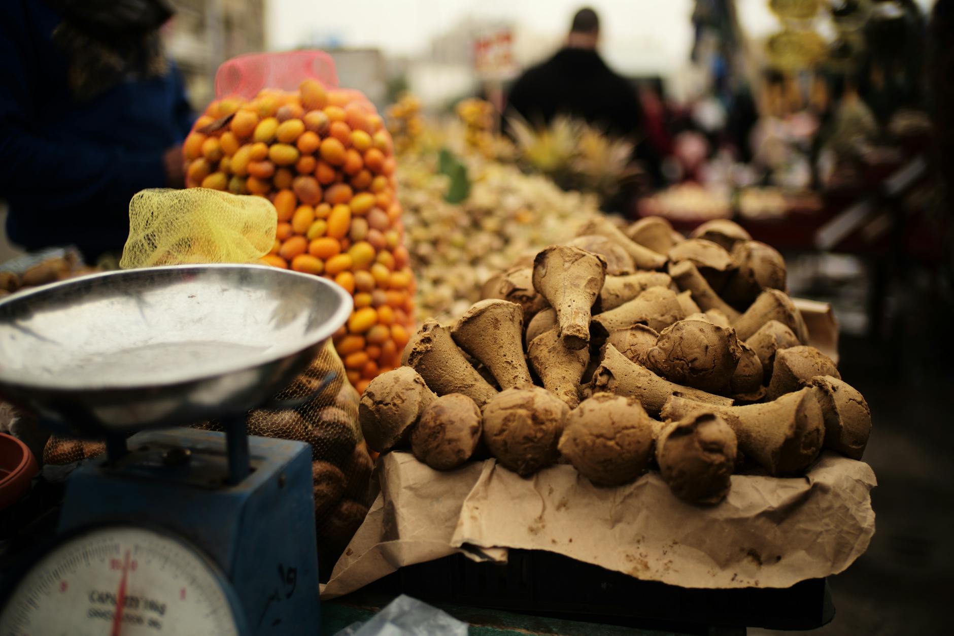 Cairo Egyptian Food Guide — Must-Try Dishes, Restaurants, and Street Food 11 Colorful spice stall at a traditional Cairo market with Egyptian spices and herbs