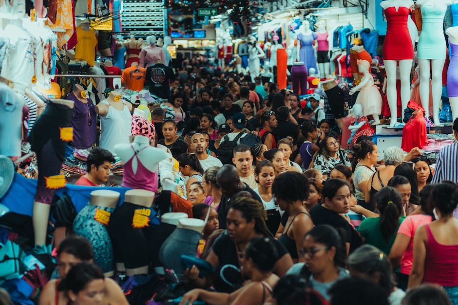 Cairo Safety Tips & Scam Awareness: Stay Safe 5 Crowded market