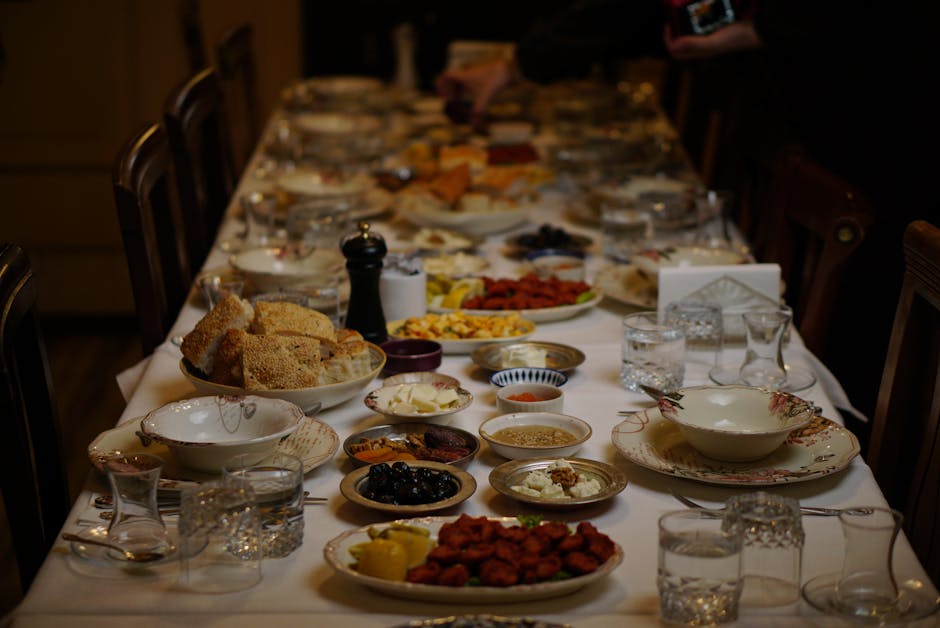 Egyptian Customs & Etiquette for Tourists: Guide 5 Egyptian dining setting