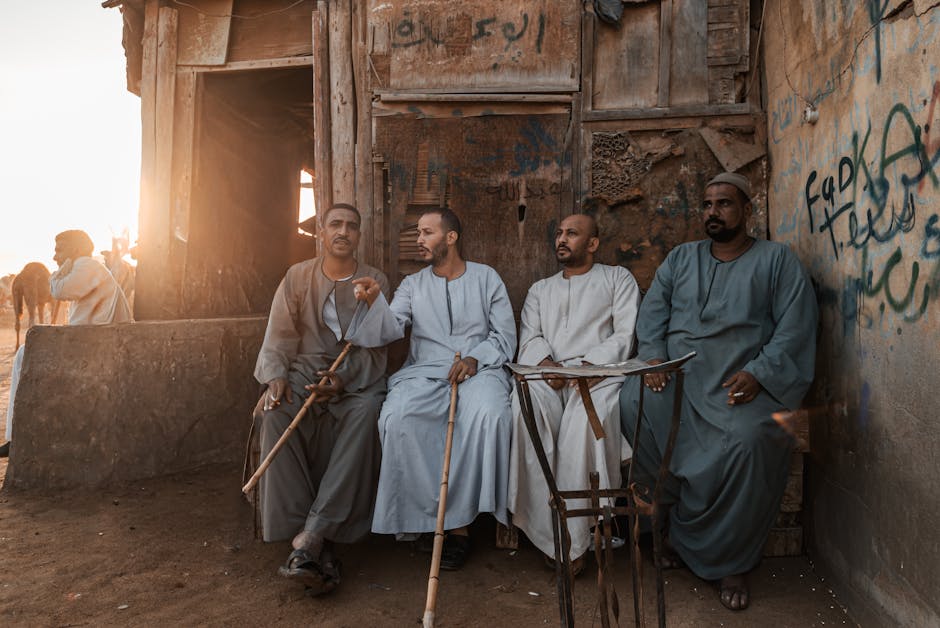 Egyptian Customs & Etiquette for Tourists: Guide 6 Egyptian family gathering