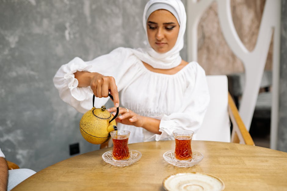 Bargaining Tips for Cairo Markets: Haggling Guide 4 Egyptian shopkeeper offering tea to customer