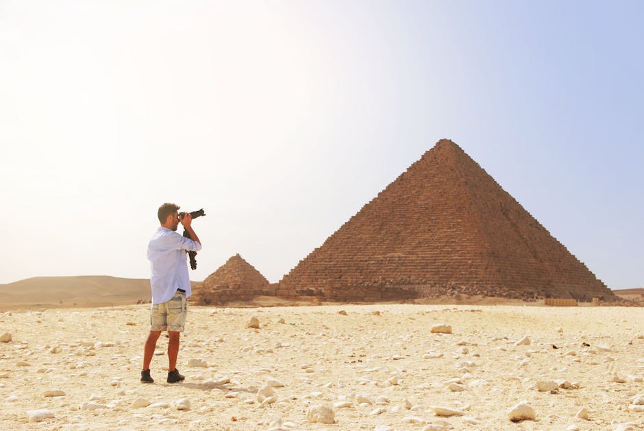 Cairo Photography Rules: Etiquette & Regulations 2 Tourist photographing