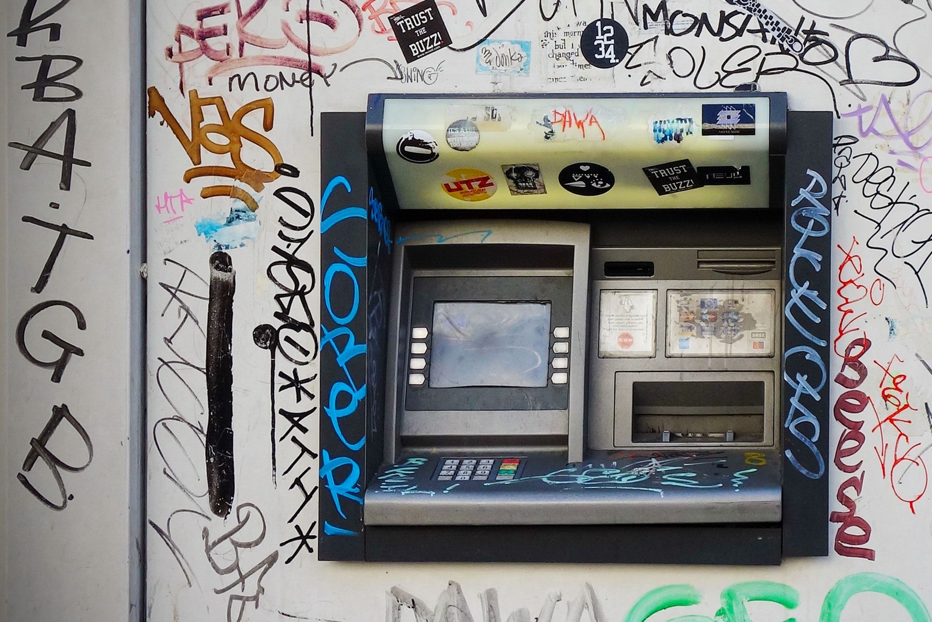 Cairo Budget Travel and Money Guide 4 A bank ATM on a Cairo street, the cheapest way for travellers to withdraw Egyptian pounds in Egypt