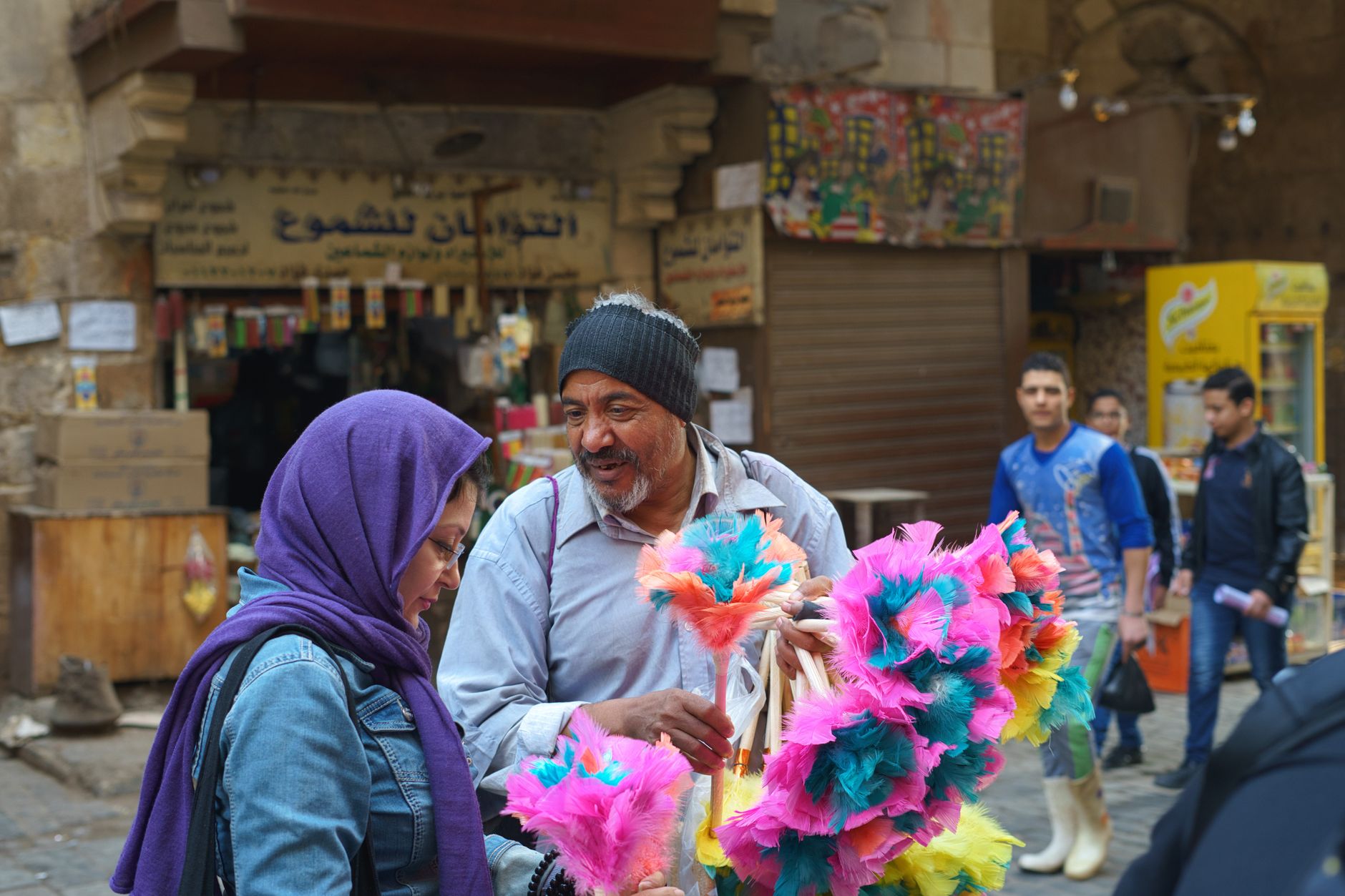 What to Wear in Cairo: Dress Code Guide 2 Cairo street scene with locals in mixed modern and traditional dress