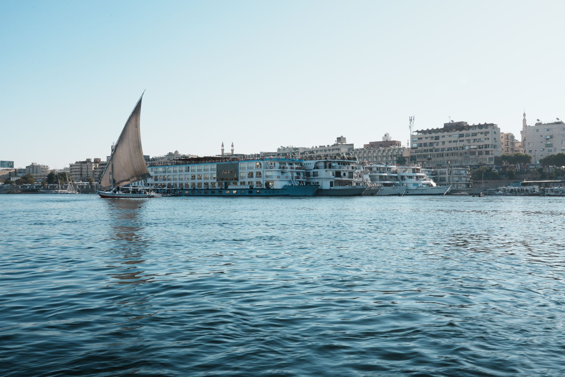 What to Wear in Cairo: Dress Code Guide 5 Nile dinner cruise deck at dusk with city lights